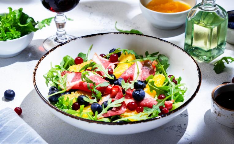 Mixed salad with smoked duck breast and red fruit flavour